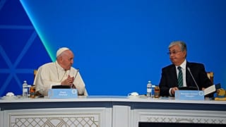 Le pape François à côté du président du Kazakhstan Kassym-Jomart Tokaïev, le 14 septembre 2022.
