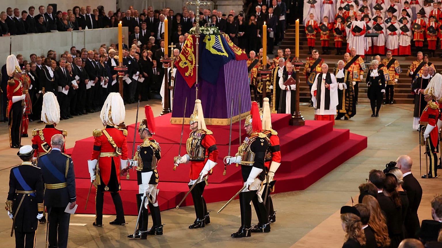 Le cercueil de la reine Elizabeth II dans le Palais de Westminster