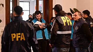 Agentes de policía en el Hotel Plaza Central donde se encontraba la tripulación de un avión de carga Boeing 747 de propiedad venezolana, en Argentina, el 14 de junio de 2022.