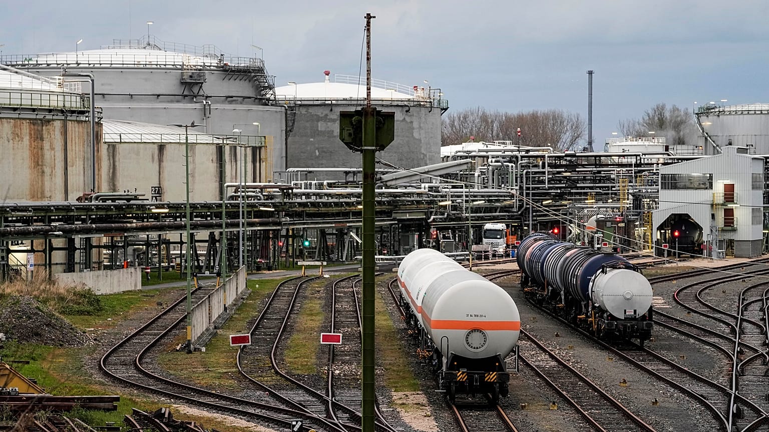 The European Commission will continue working on a possible price cap on all gas imports, but it's unclear when a proposal could be put forward.