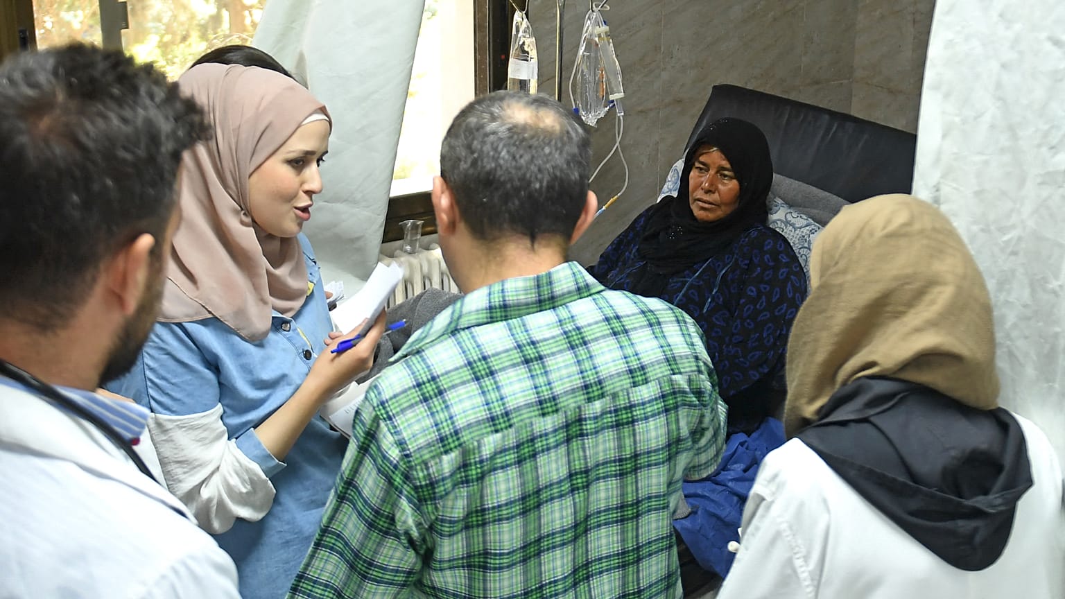 سيدة مصابة بالكوليرا تتلقى العلاج في مستشفى بمدينة حلب شمال سوريا