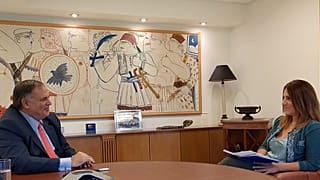 O Γιάννης Καρύδας, δνων σύμβουλος της Renewables &Energy Storage, Ομίλου Κοπελούζου με τη δημοσιογράφο Σ. Τουχτίδου