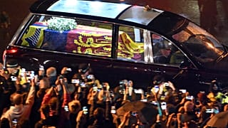 Le corbillard de la reine Elisabeth II entre au palais de Buckingham à Londres le 13 septembre 2022.