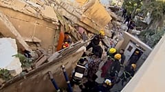 Les secouristes dans les décombres de l'immeuble à Amman, Jordanie le 13 septembre.