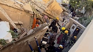 Спасателям приходится разбирать завалы вручную.