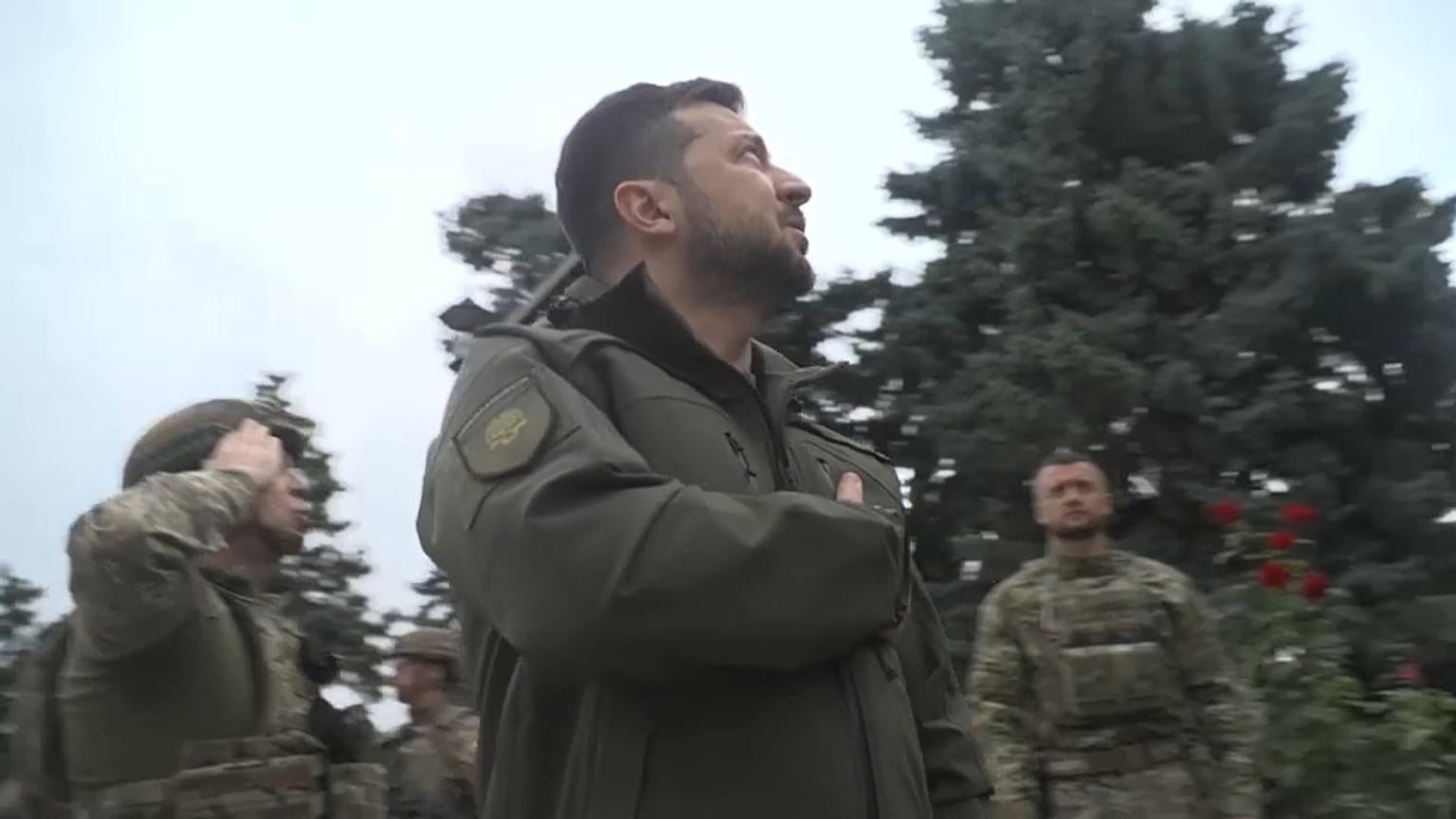 Volodomyr Zelensky assiste à la levée du drapeau ukrainien