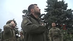 Volodomyr Zelensky assiste à la levée du drapeau ukrainien