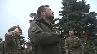 Volodomyr Zelensky assiste à la levée du drapeau ukrainien