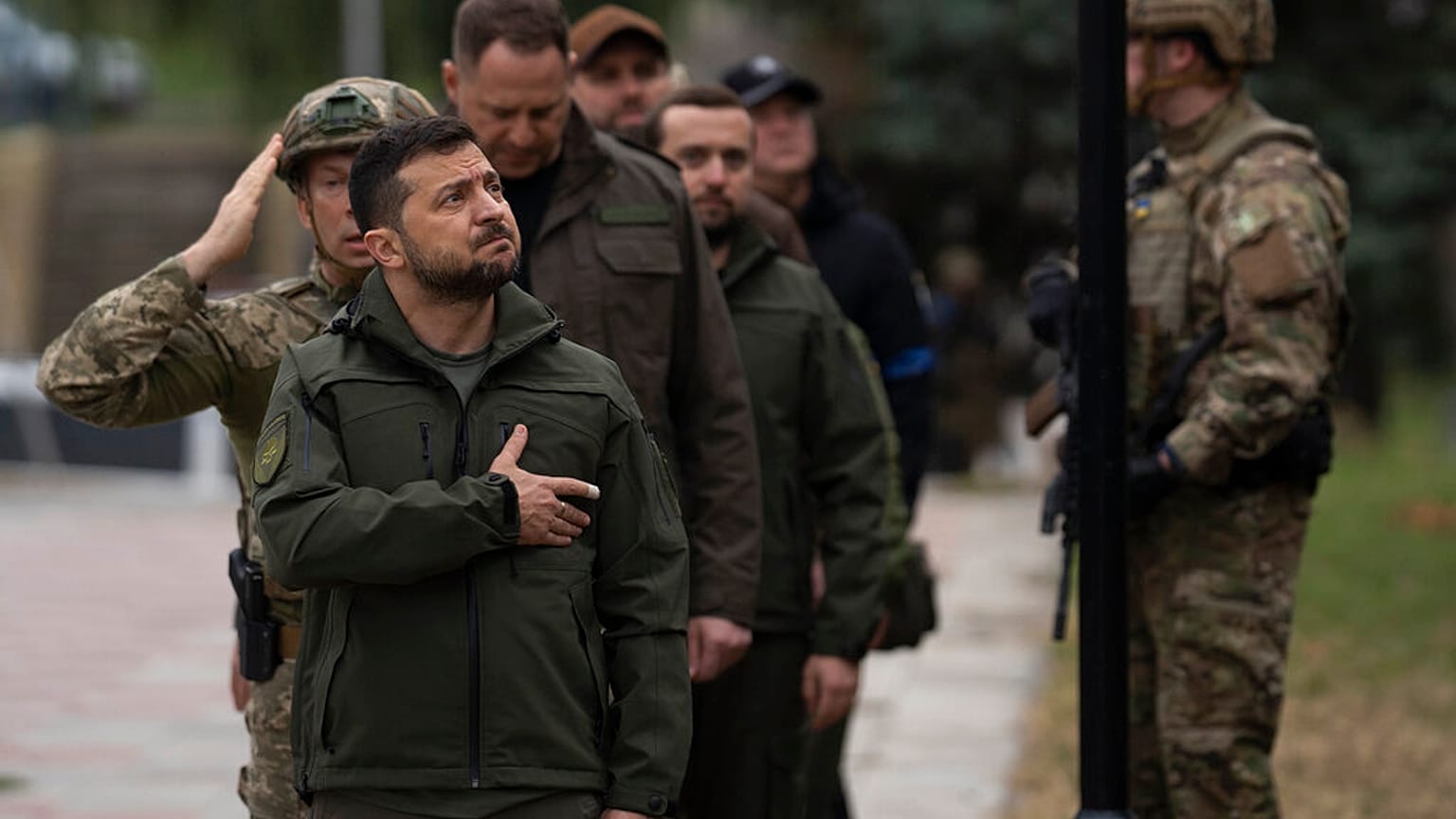 Ο Ουκρανός πρόεδρος Βολοντίμιρ Ζελένσκι στη διάρκεια της τελετής ανάρτησης της ουκρανικής σημαίας στην ανακαταλειφθήσα πόλη του Ιζιούμ
