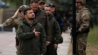 Volodymyr Zelenskyy observa o hastear da bandeira ucraniana