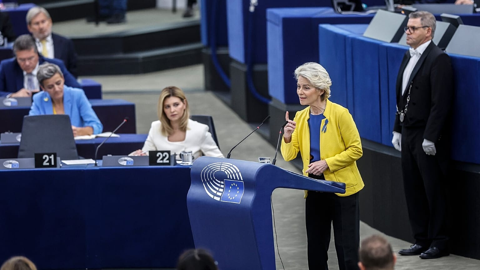 European Commission President Ursula von der Leyen and Olena Zelenska, the first lady of Ukraine (centre) at the European Parliament in Strasbourg, eastern France.