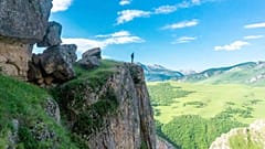 Blick auf die Berglandschaft um Griz, ein rustikales Bergdorf in der Region Guba.