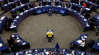 Глава Еврокомиссии Урсула фон дер Ляйен выступает перед депутатами на осенней сессии парламента в Страсбурге (Франция)