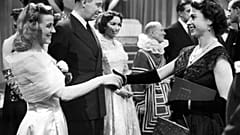 Die Queen trifft Schauspielerin Sally Barnes bei einem Besuch der BBC im Jahr 1953.