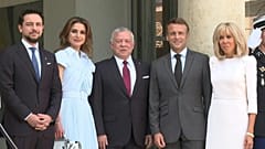 الرئيس الفرنسي إيمانويل ماكرون وزوجته بريجيت يستقبلان العاهل الأردني والملكة رانيا في قصر الإليزيه بباريس.