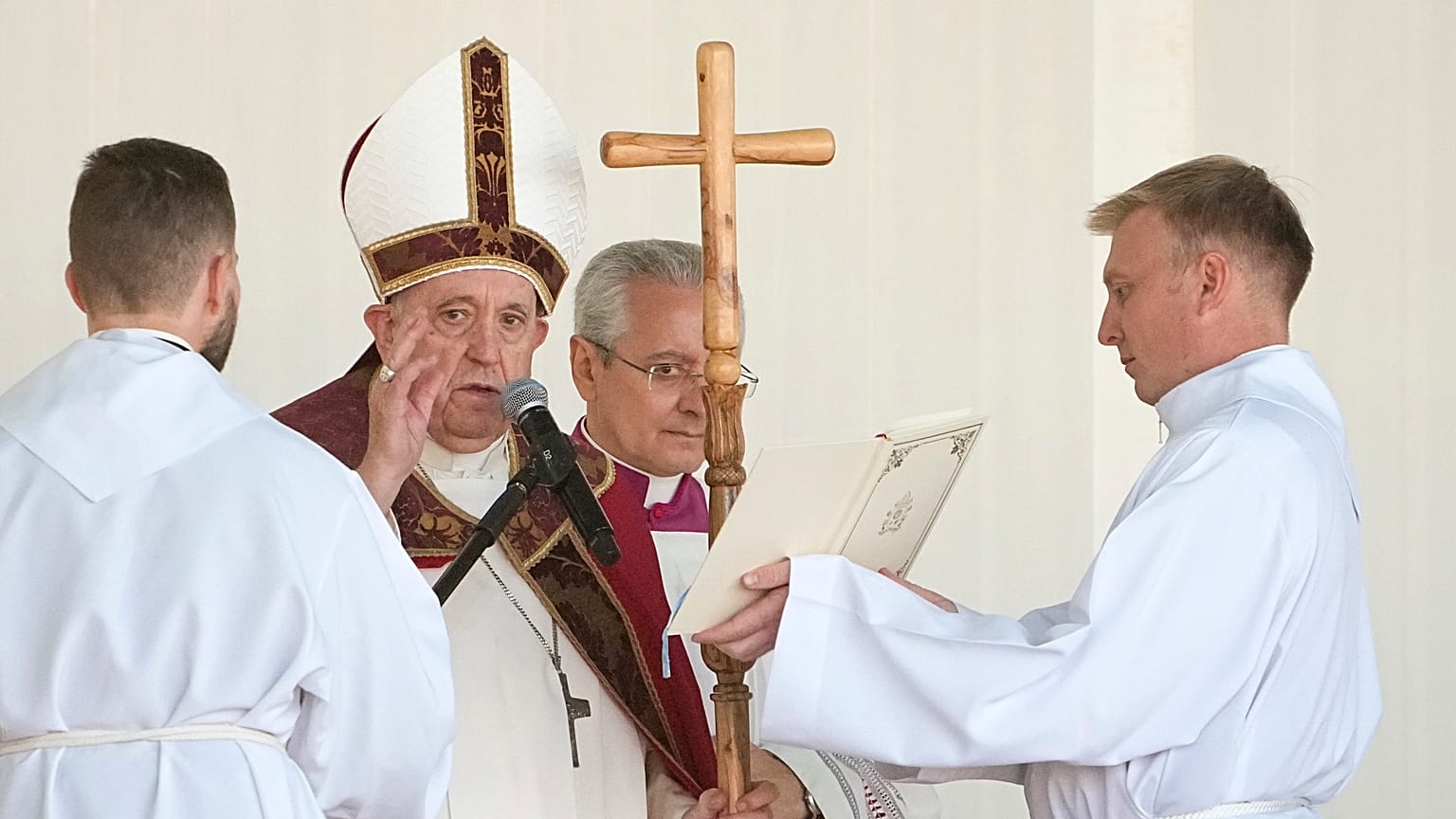El Papa Francisco bendice a los fieles al final de una misa en el recinto de la Expo en Nur-Sultan, Kazajistán, el miércoles 14 de septiembre de 2022.