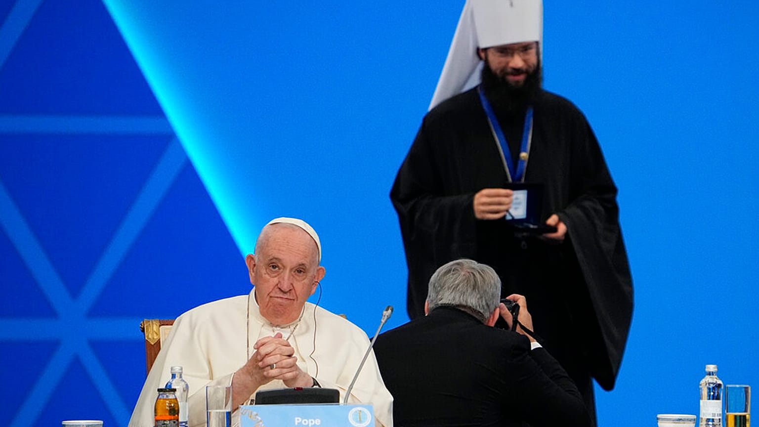 Le pape François et le métropolite Antoine, responsable des relations extérieures de l'Église orthodoxe russe, à Nur-Sultan, mercredi 14 septembre 2022. 