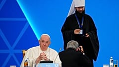 Le pape François et le métropolite Antoine, responsable des relations extérieures de l'Église orthodoxe russe, à Nur-Sultan, mercredi 14 septembre 2022. 