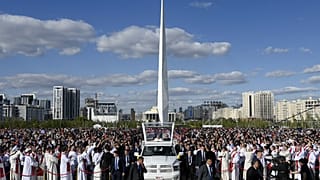 Papa Francesco arriva a Nur-Sultan
