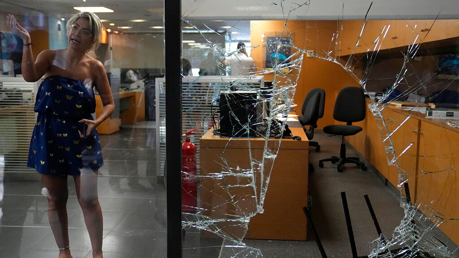 Σπασμένη τζαμαρία σε υποκατάστημα τράπεζας στη Βηρυτό όπου έγινε το επεισόδιο με τους καταθέτες