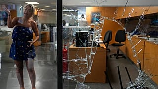 Σπασμένη τζαμαρία σε υποκατάστημα τράπεζας στη Βηρυτό όπου έγινε το επεισόδιο με τους καταθέτες