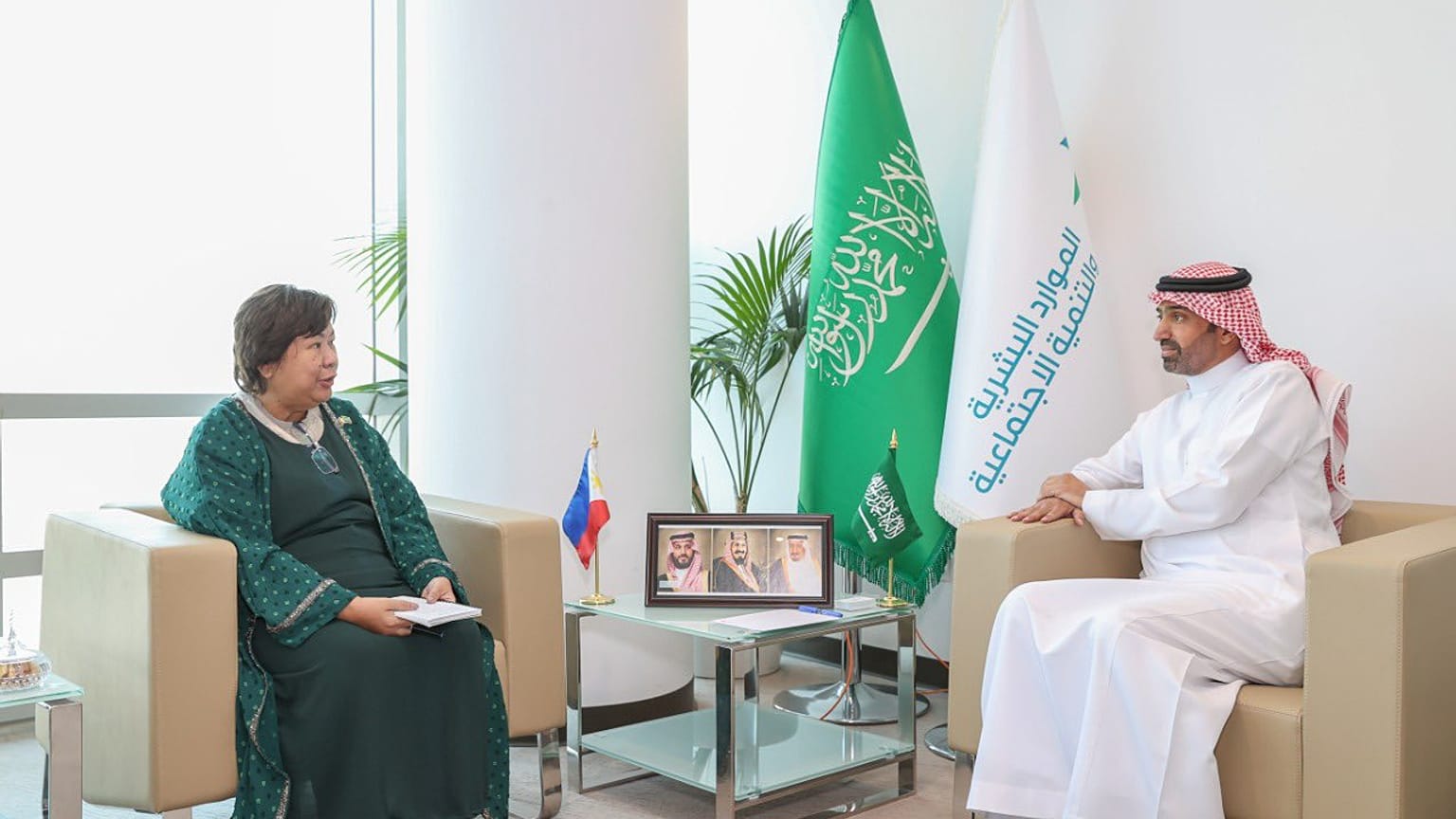 وزير الموارد البشرية والتنمية الاجتماعية السعودية أحمد بن سليمان الراجحي رفقة وزيرة العمّال المهاجرين في الفيليبين سوزان أوبلي. 