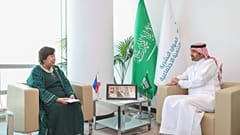 وزير الموارد البشرية والتنمية الاجتماعية السعودية أحمد بن سليمان الراجحي رفقة وزيرة العمّال المهاجرين في الفيليبين سوزان أوبلي. 