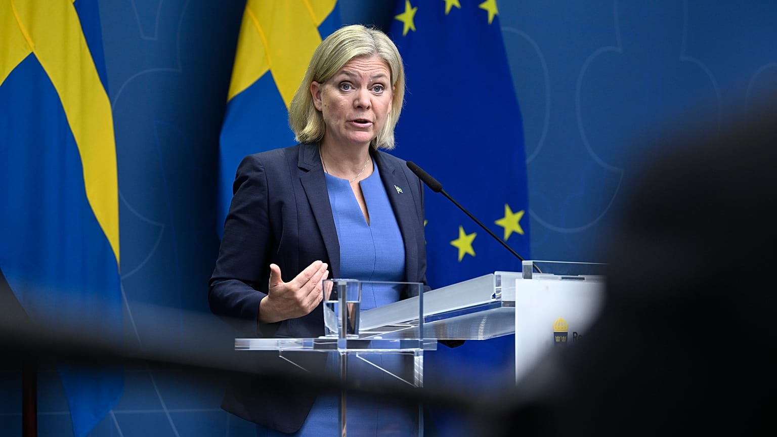 La primera ministra sueca de centro-izquierda, Magdalena Andersson, da una rueda de prensa en Estocolmo, Suecia, el miércoles 14 de septiembre de 2022
