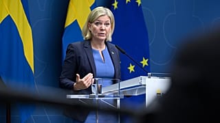 La primera ministra sueca de centro-izquierda, Magdalena Andersson, da una rueda de prensa en Estocolmo, Suecia, el miércoles 14 de septiembre de 2022
