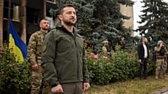 Volodomir Zelenszkij ukrán elnök az oroszoktól visszafoglalt harkivi területeken tett látogatása során szerdán