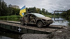 Украинские военные пересекают мост через Северский Донец, Изюм, Харьковская область