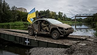 Украинские военные пересекают мост через Северский Донец, Изюм, Харьковская область