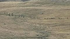سربازان آذربایجانی در حال عبور از مرز ارمنستان و آذربایجان و نزدیک شدن به مواضع ارمنستان 