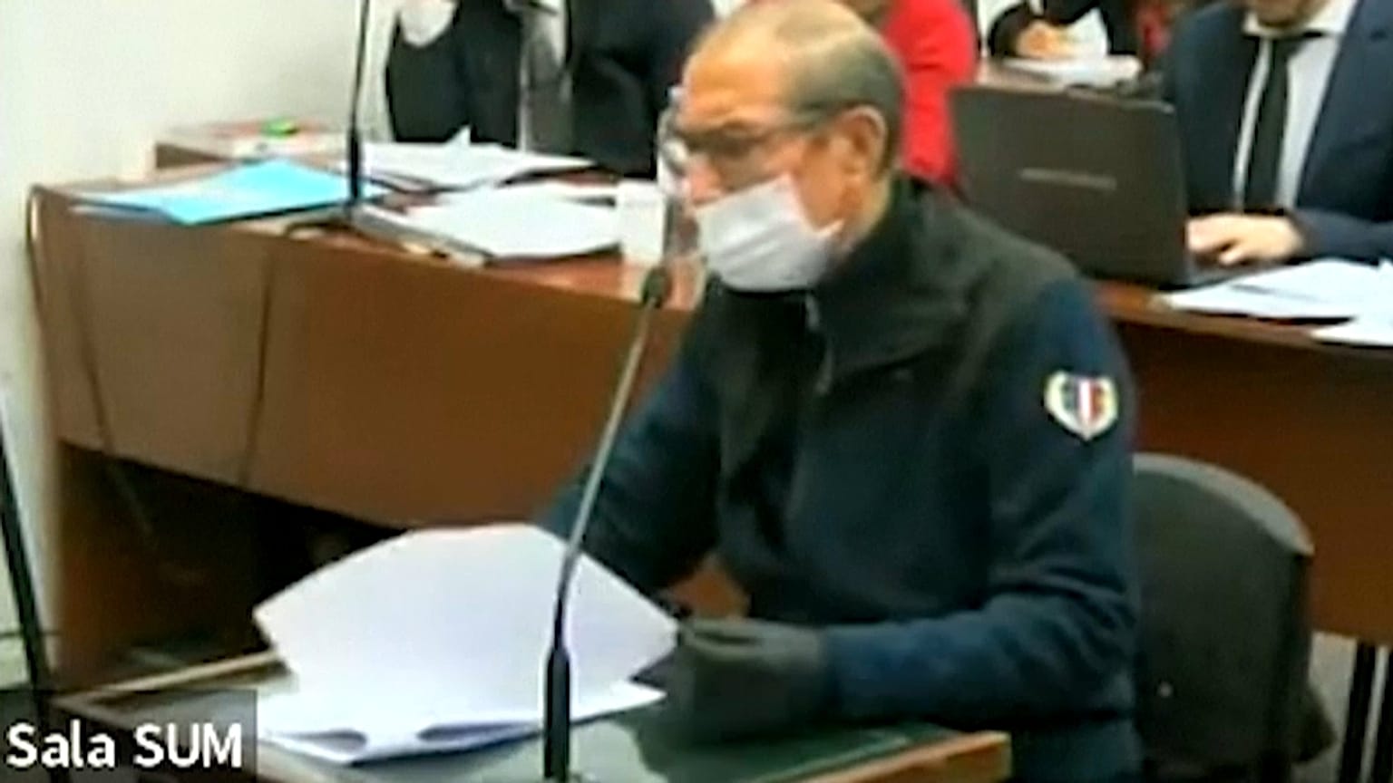 Mario Alfredo Sandoval lê os seus argumentos de defesa, durante o julgamento, na Argentina