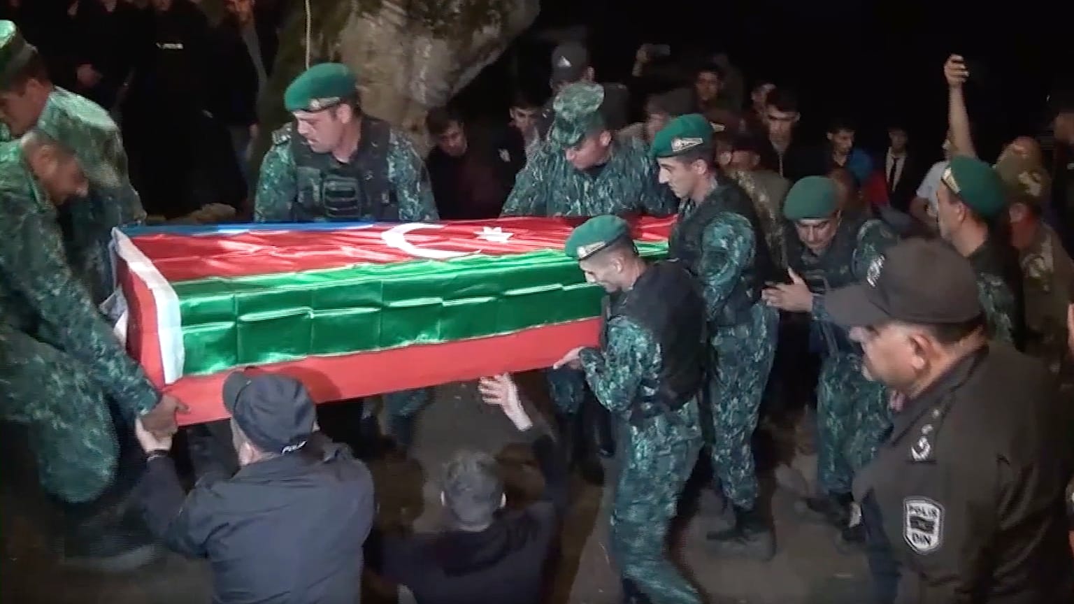 يحمل الجنود نعش الجندي الأذربيجاني شامستان صادخوف الذي قُتل على الحدود الأذربيجانية الأرمنية 13/09/2022