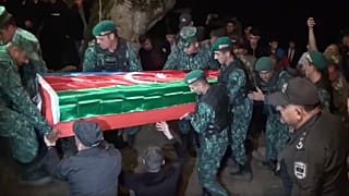 يحمل الجنود نعش الجندي الأذربيجاني شامستان صادخوف الذي قُتل على الحدود الأذربيجانية الأرمنية 13/09/2022