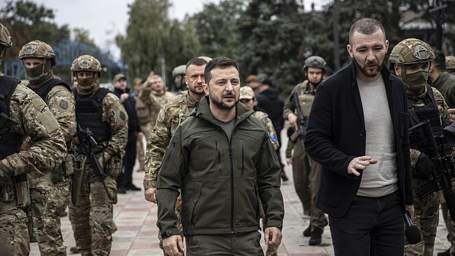 Ukrayna Devlet Başkanı Zelenskyi, İzyum şehrini ziyaret etti