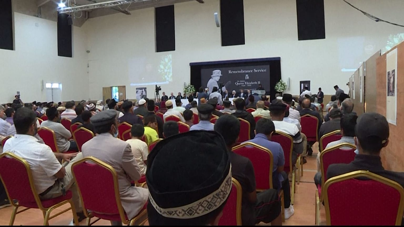 Londra'nın en büyük camilerinden Baitul Futuh Cami'de Müslümanlar Kraliçe II. Elizabeth'i andı