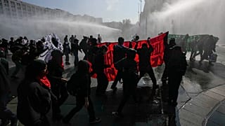  الطلاب في تشيلي يتظاهرون مجددا في سانتياغو.
