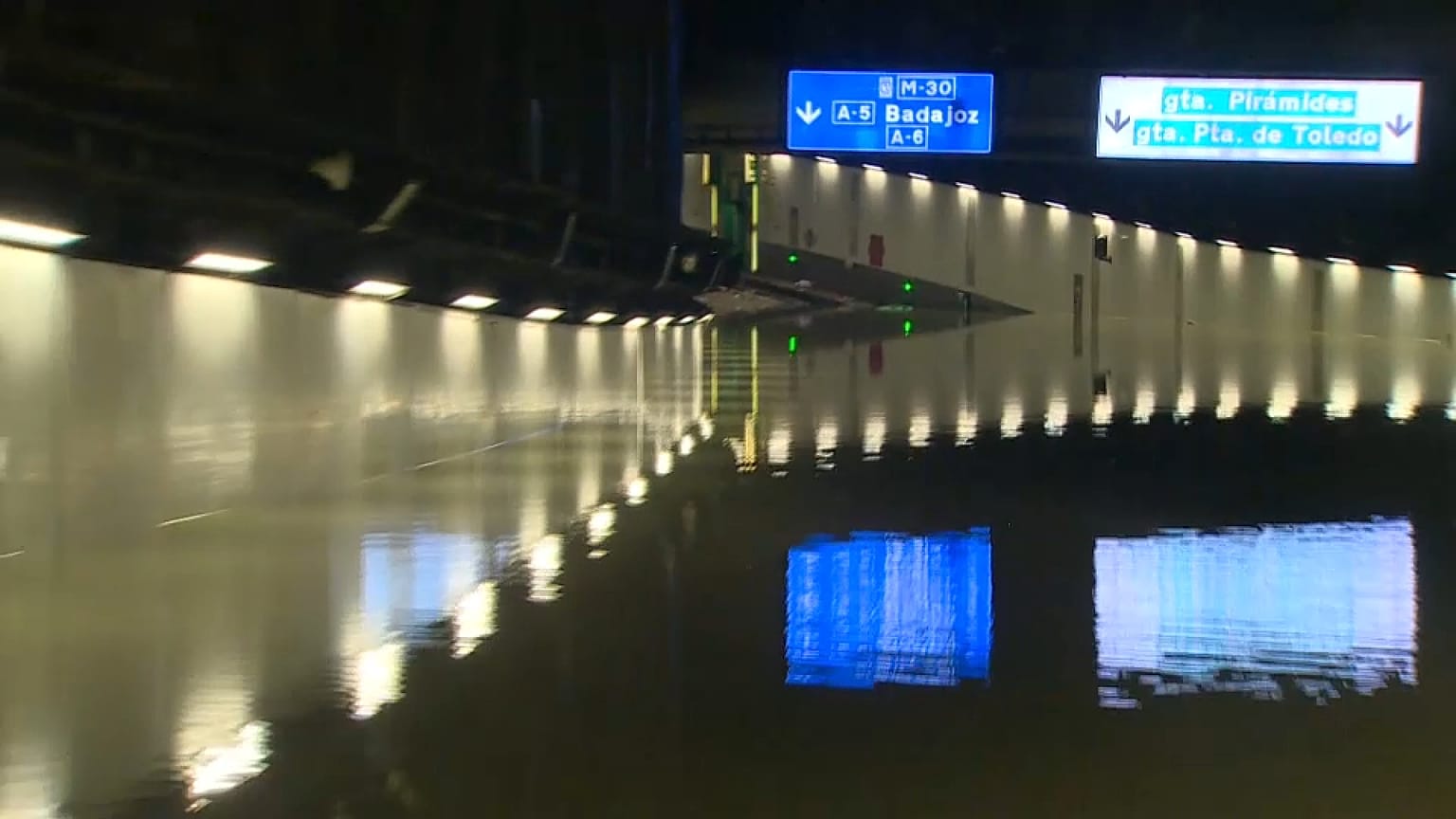 Inundación de la M-30 en Madrid por la rotura de una tubería
