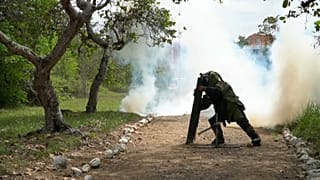 Un soldado colombiano realiza maniobras militares en Tolemaida