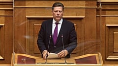 Ο αναπληρωτής υπουργός Εξωτερικών Μιλτιάδης Βαρβιτσιώτης στο βήμα της Βουλή στη συζήτηση για την ένταξη Φινλανδίας και Σουηδίας στο ΝΑΤΟ
