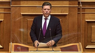 Ο αναπληρωτής υπουργός Εξωτερικών Μιλτιάδης Βαρβιτσιώτης στο βήμα της Βουλή στη συζήτηση για την ένταξη Φινλανδίας και Σουηδίας στο ΝΑΤΟ