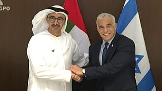 رئيس الوزراء الإسرائيلي يائير لابيد مع وزير الخارجية الإماراتي عبد الله بن زايد آل نهيان خلال مؤتمر صحفي مشترك في القدس.