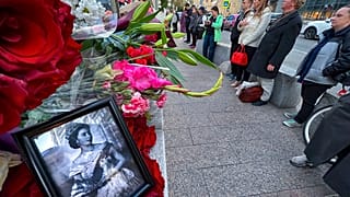 Ρώσοι αφήνουν λουλούδια έξω από την βρετανική πρεσβεία στη Μόσχα μετά τον θάνατο της Βασίλισσας Ελισάβετ