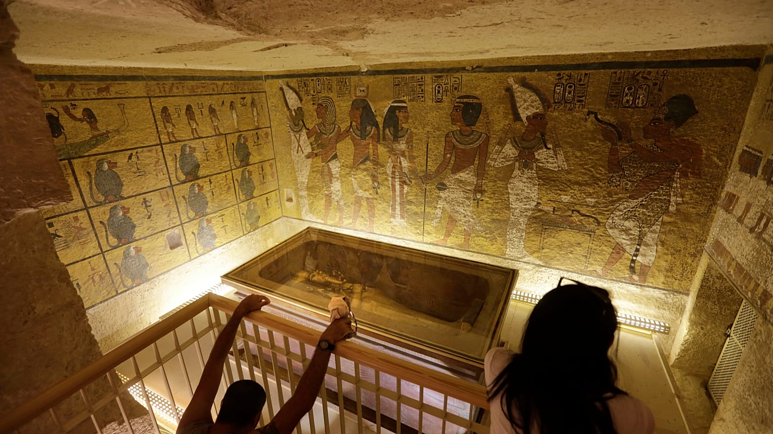 سياح ينظرون إلى قبر الفرعون المصري الشهير توت عنخ آمون، المعروض في علبة زجاجية بوادي الملوك. 2015/11/05