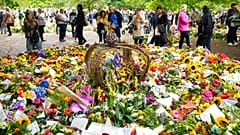 Χιλιάδες Βρετανοί καταθέτουν λουλούδια στη μνήμη της Βασίλιασας Ελισάβετ έξω από το Παλάτι του Μπάκινγχαμ
