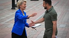 Herzliche Begrüßung zwischen EU-Kommissionschefin von der Leyen und dem ukrainischen Präsidenten Wolodymyr Selenskyj in Kiew, 15.09.2022