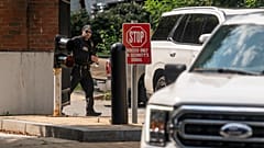 Ein Mitarbeiter des US-Geheimdienstes schließt ein Sicherheitstor in der Nähe der Residenz der Vizepräsidentin am Naval Observatory, 15.09.2022