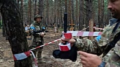 In einem Wald bei Isjum wurde ein Massengrab entdeckt, 16.09.2022